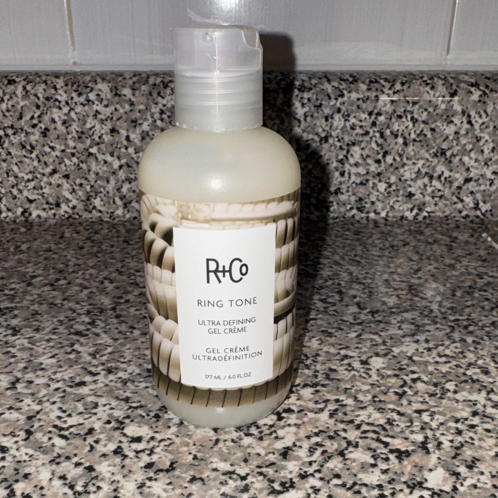 R+Co Ring Tone Gel Crème in White and Cream